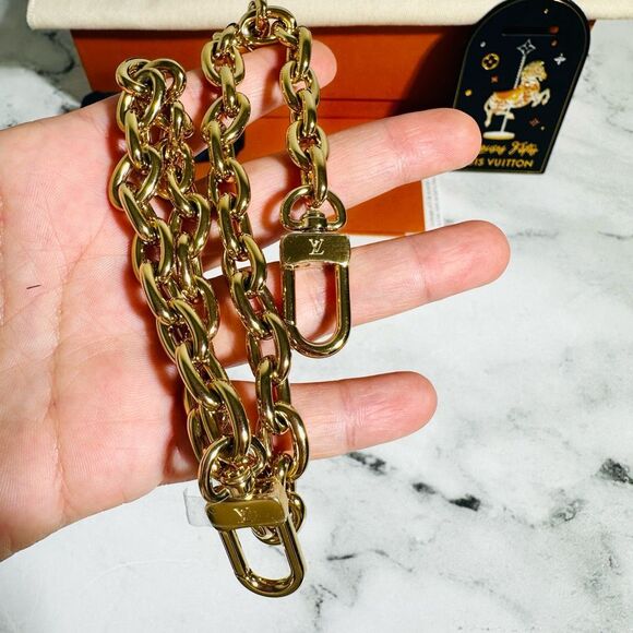 Louis Vuitton Liv Pochette - Picture 3 of 16